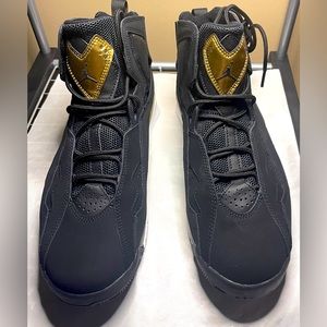 Men 10 Jordan True Flight Black Metallic Gold Sneakers NWB